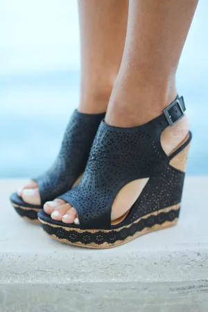 Auki Black Wedges